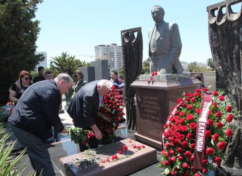 Hacıbaba Bağırovun 90 illiyi Fəxri Xiyabanda qeyd olundu