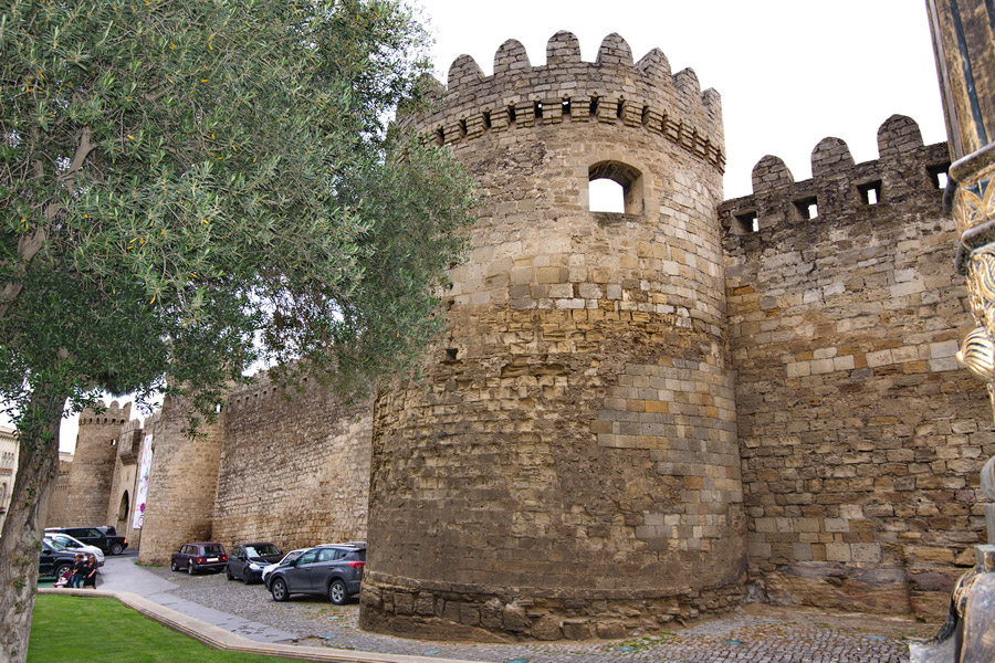 Bakıda Qala divarına 