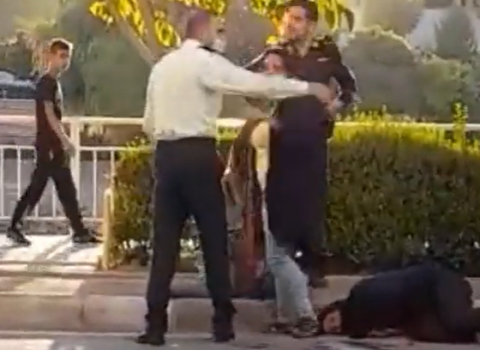 İran polisi küçədə qadını VƏHŞİCƏSİNƏ DÖYDÜ – VİDEO