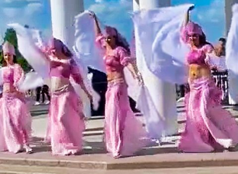 Yarıçılpaq qızların “Katyuşa” mahnısına oriyental rəqsi rusları QƏZƏBLƏNDİRDİ – VİDEO