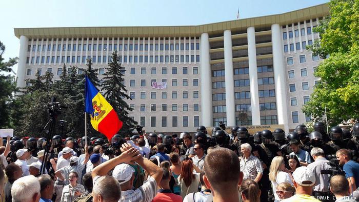 Moldovada minlərlə insan küçələrə axışdı – ETİRAZ