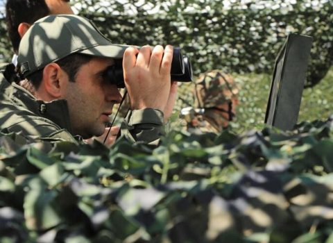 Dünən Azərbaycanla sərhədə gələn erməni nazir durbinlə mövqelərimizə baxdı – FOTO