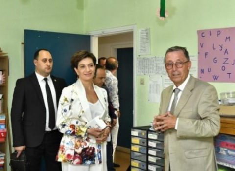 Paşinyanın arvadı xaricdə cangüdənləri ilə gəzir – FOTO