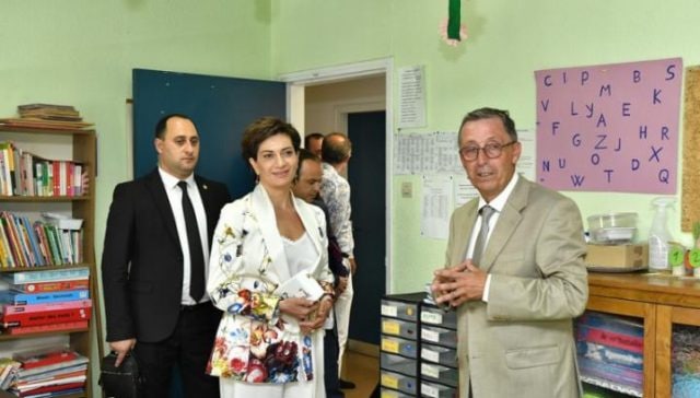 Paşinyanın arvadı xaricdə cangüdənləri ilə gəzir – FOTO Paşinyanın arvadı xaricdə cangüdənləri ilə gəzir – FOTO