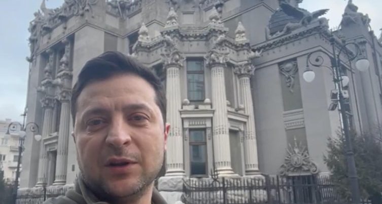 Zelenskidən müharibənin 100-cü gününə həsr olunan VİDEOÇARX: “Mən də burdayam, baş nazir də” Zelenskidən müharibənin 100-cü gününə həsr olunan VİDEOÇARX: “Mən də burdayam, baş nazir də”