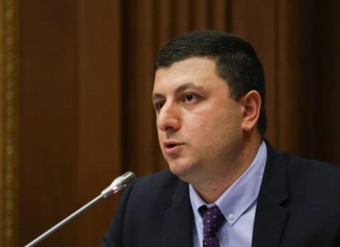Erməni deputat Azərbaycan komandosundan qorxuya düşdü – “Bizdə isə əsgərlər çadırlarda növbə çəkir”