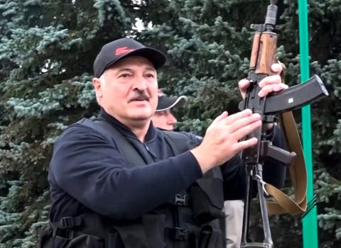 Lukaşenko: “Əgər qarışıqlıq başlasa, avtomatla irəli mən qaçmayacağam, siz qaçacaqsınız” – VİDEO