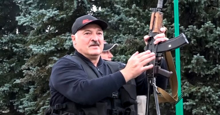 Lukaşenko: “Əgər qarışıqlıq başlasa, avtomatla irəli mən qaçmayacağam, siz qaçacaqsınız” – VİDEO Lukaşenko: “Əgər qarışıqlıq başlasa, avtomatla irəli mən qaçmayacağam, siz qaçacaqsınız” – VİDEO