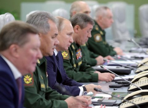 Niyə Putin nə səfərbərlik elan edir, nə də geri çəkilir? – “Foreign Affairs”
