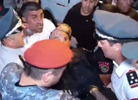 İrəvanda etirazçılarla polis arasında TOQQUŞMA – 35 nəfər yaralandı – VİDEOLAR