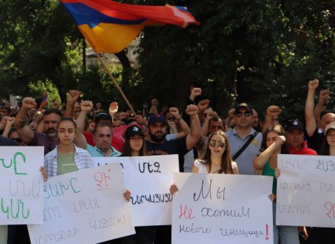 İrəvanda müxalifət mitinqə növbəti anti-Azərbaycan plakatlarla ÇIXDI – VİDEO