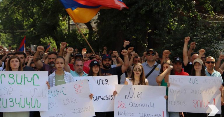 İrəvanda müxalifət mitinqə növbəti anti-Azərbaycan plakatlarla ÇIXDI – VİDEO İrəvanda müxalifət mitinqə növbəti anti-Azərbaycan plakatlarla ÇIXDI – VİDEO