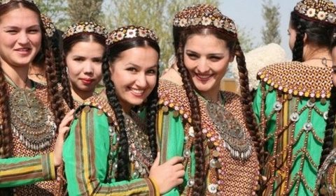Türkmənistanda kosmetika qadağan edildi