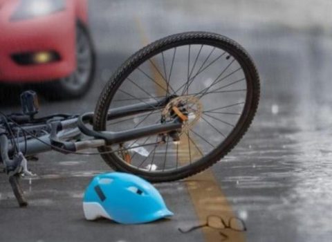 Minik avtomobili velosipedçini vurdu