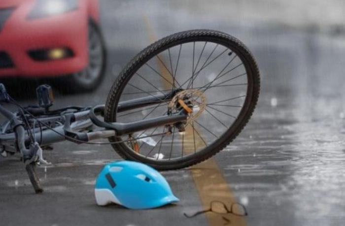 Minik avtomobili velosipedçini vurdu