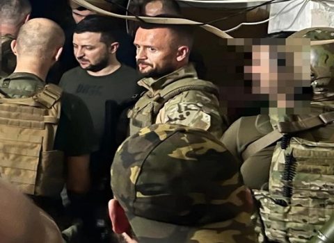 Zelenski döyüşlərin davam etdiyi bölgəyə gizli səfər edib