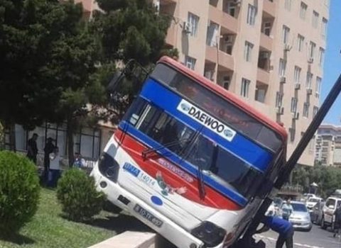Bakıda avtobus qəzaya uğradı
