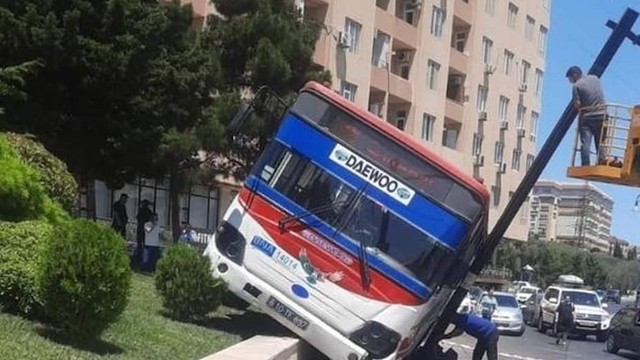 Bakıda avtobus qəzaya uğradı Bakıda avtobus qəzaya uğradı