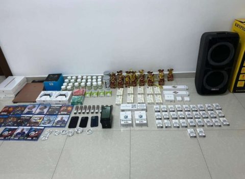 Ölkəyə gizli “iPhone” keçirmək istədi