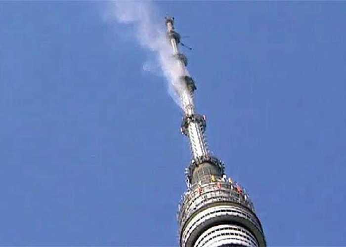 Moskvada Ostankino teleqülləsini ildırım vurdu - VİDEO