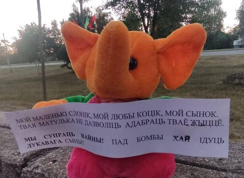 “Şeytanın oğulları getsin”: Analar Birliyi Belarusda müharibəyə qarşı FLƏŞMOB keçirir – FOTO