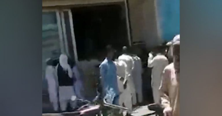 Qonşu ölkədə uzun çörək növbələri yarandı – VİDEO Qonşu ölkədə uzun çörək növbələri yarandı – VİDEO