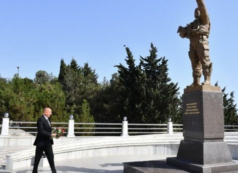 Dövlət başçısı Sumqayıtda Şəhidlər xiyabanında olub – YENİLƏNİB