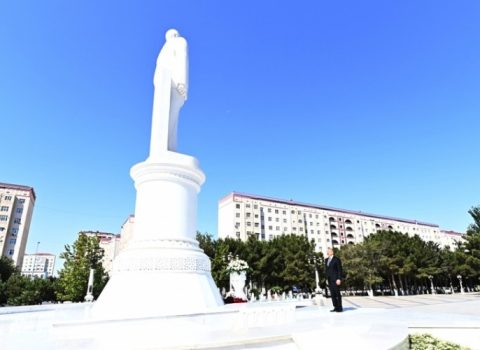Prezident ulu öndər Heydər Əliyevin abidəsini ziyarət etdi