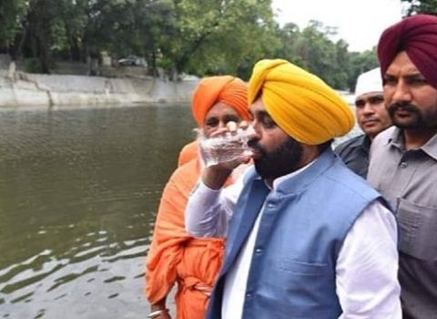 Çay suyunun təmiz olduğunu sübut etmək istəyən baş nazir xəstəxanalıq oldu – VİDEO