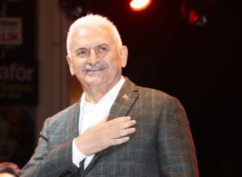 Binali Yıldırım gecikən müğənninin yerinə mahnı oxudu – VİDEO