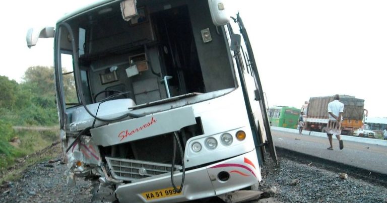 Uqandada mikroavtobusla yük maşını toqquşdu – 9 nəfər öldü Uqandada mikroavtobusla yük maşını toqquşdu – 9 nəfər öldü