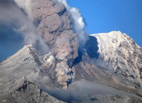 İndoneziyada son bir ayda ikinci vulkan püskürdü – VİDEO
