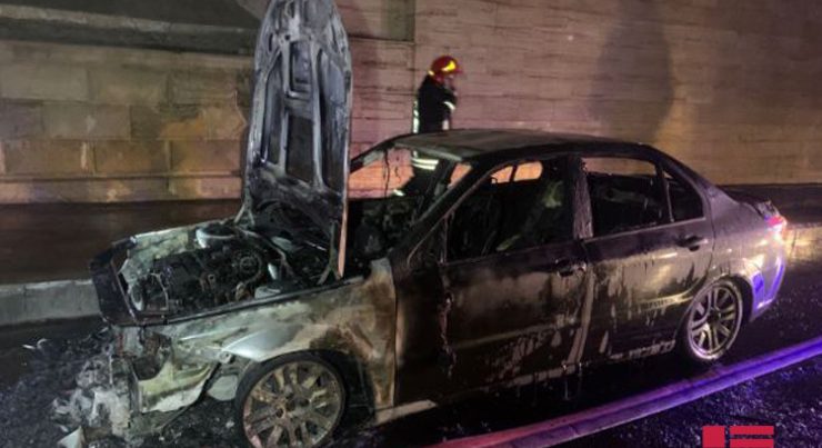 Bakıda avtomobilin yanması tıxaca səbəb oldu – Sürücü tapılmır / FOTO Bakıda avtomobilin yanması tıxaca səbəb oldu – Sürücü tapılmır / FOTO