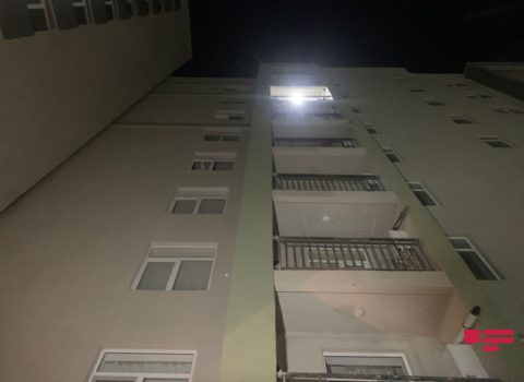 Bakıda qadının iki övladı ilə özünü beşinci mərtəbədən atması ilə bağlı yeni DETALLAR – YENİLƏNİB + VİDEO