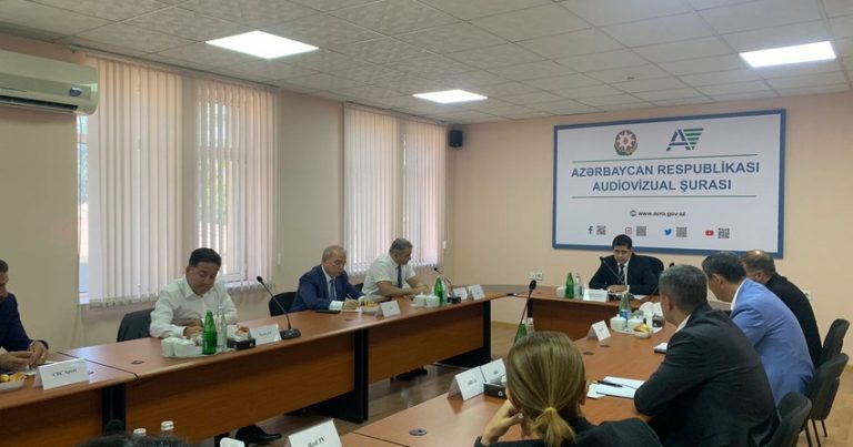 Audiovizual Şurada televiziya kanallarının rəhbərləri ilə görüş keçirildi Audiovizual Şurada televiziya kanallarının rəhbərləri ilə görüş keçirildi