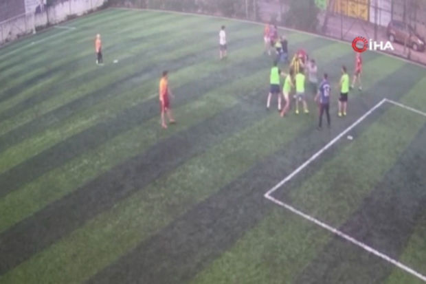 Mini futbol meydançasında kütləvi dava düşdü – VİDEO