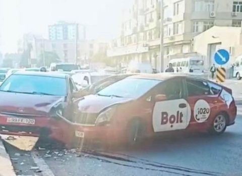 Bir gündə Bakıda beş taksi qəza törətdi: Üçü “Prius”dur – FOTO