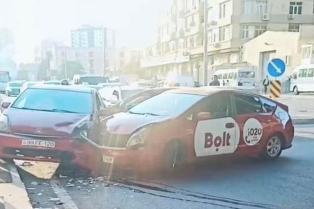Bir gündə Bakıda beş taksi qəza törətdi: Üçü 