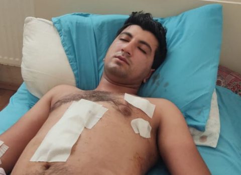 Qazi polislərin gözü qarşısında bıçaqlandı – FOTO