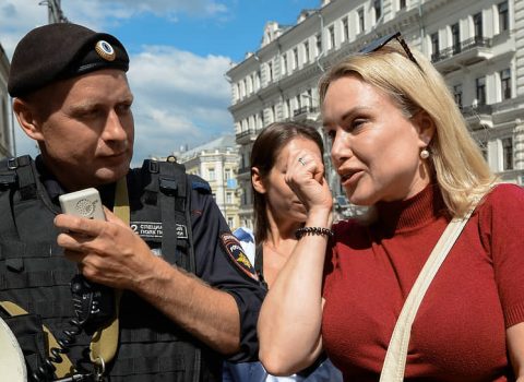 Birinci Kanalın keçmiş əməkdaşı Marina Ovsyannikova Moskvada SAXLANILDI – FOTOLAR