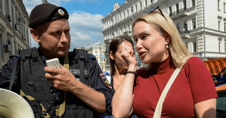 Birinci Kanalın keçmiş əməkdaşı Marina Ovsyannikova Moskvada SAXLANILDI – FOTOLAR Birinci Kanalın keçmiş əməkdaşı Marina Ovsyannikova Moskvada SAXLANILDI – FOTOLAR