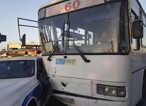 Bakıda marşrut avtobusu DYP avtomobilinə çırpıldı – FOTO