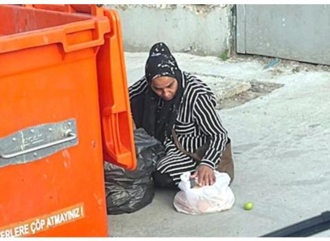 Zibillikdə çörək axtaran dilənçi qadın polisləri şoka saldı – FOTOLAR