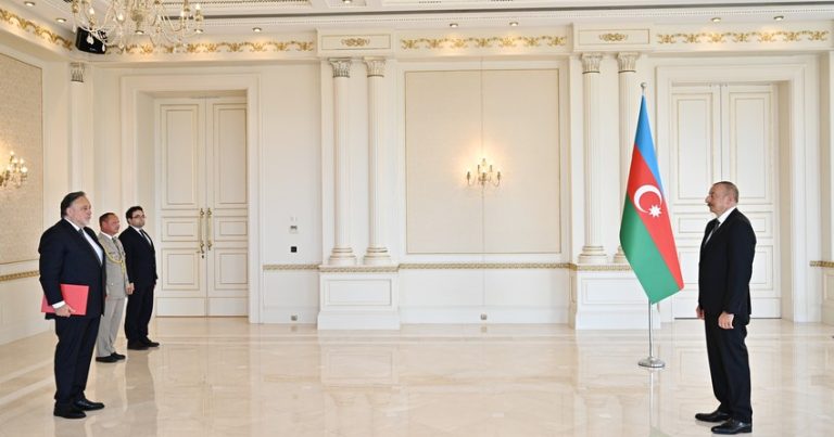 Prezident Çex Respublikasının Azərbaycanda yeni təyin olunmuş səfirinin etimadnaməsini qəbul etdi Prezident Çex Respublikasının Azərbaycanda yeni təyin olunmuş səfirinin etimadnaməsini qəbul etdi