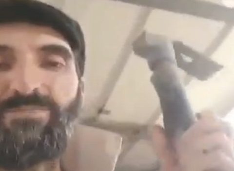 Metroya balta ilə daxil olan şəxs daha bir video yaydı