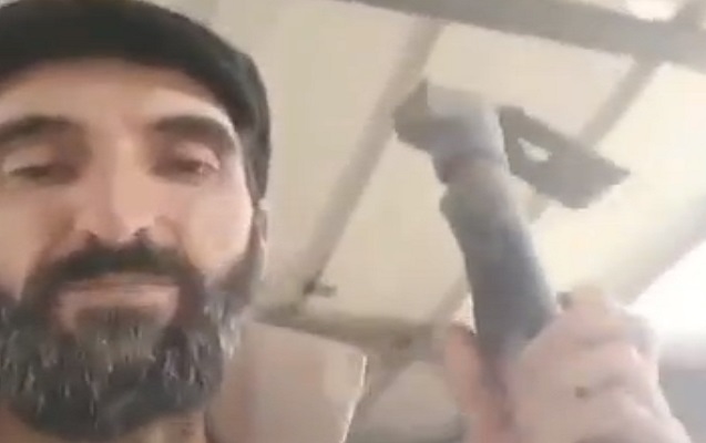 Metroya balta ilə daxil olan şəxs daha bir video yaydı
