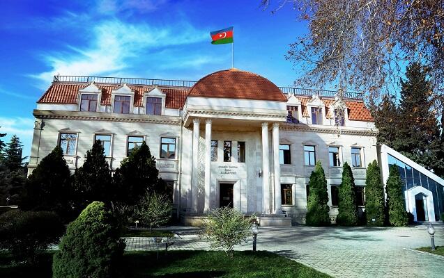 Gənc oğlan İH-nin qarşısında özünü yandırdı