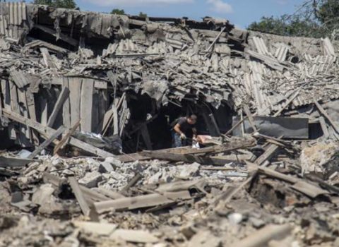 Rusiya Donetskdə binaya raket atdı – Ölən və yaralananlar var
