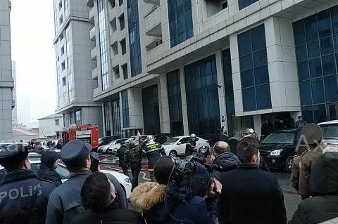 Polis uşağı yanğından belə xilas etdi – VİDEO