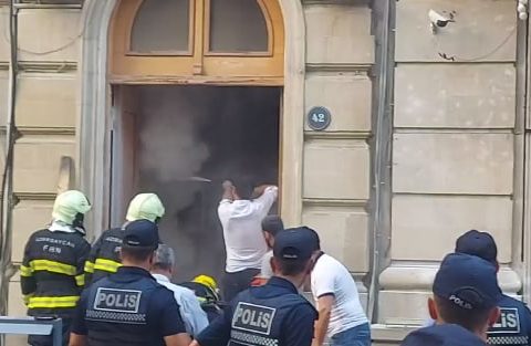 Bakıda yaşayış binasında yanğın söndürüldü – VİDEO
